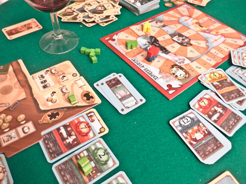 Siegpunktleiste und Spielertableau in „First Class“